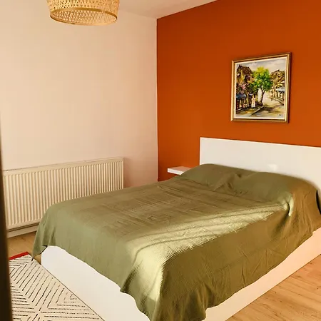 Trifoiului 25 - Free Parking *